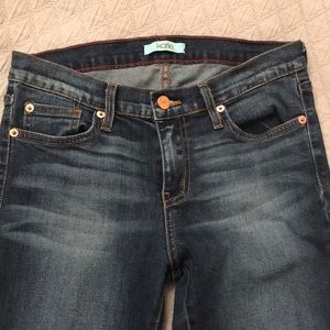 Karlie frayed hem skinny jeans.